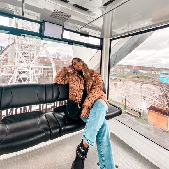 Meet your Posher, Daniela - Picture 1 of 3